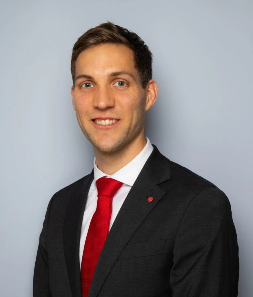 "Andres Bjelland står på scen och talar inför publik."