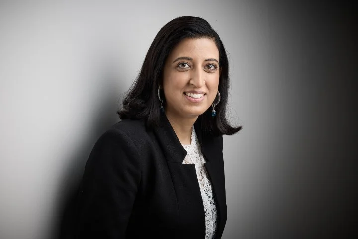 "Ana Kukar står på scen och talar inför publik."