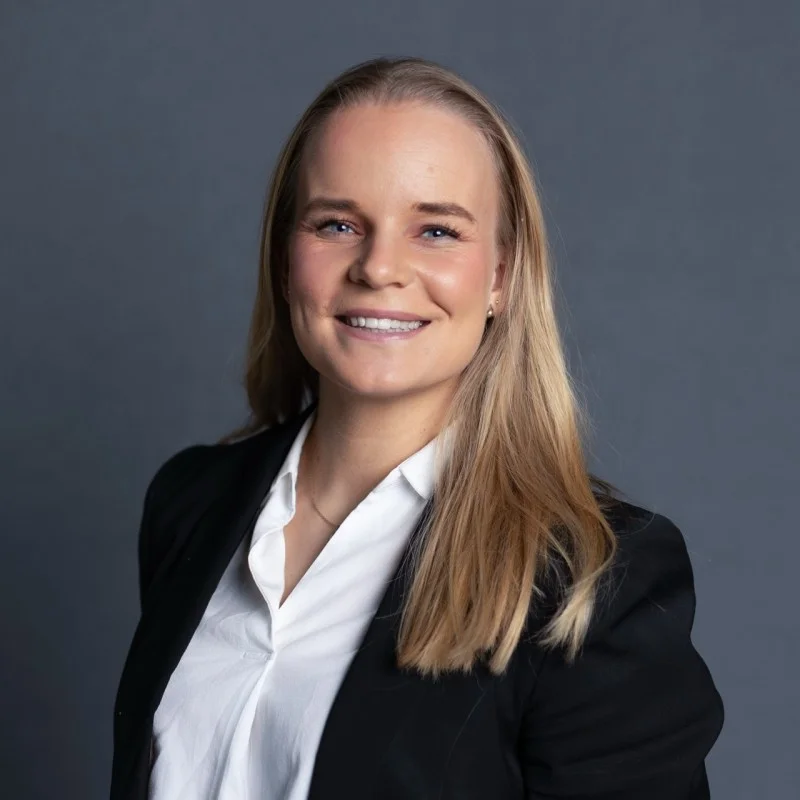 "Helena Koch Haugane står på scen och talar inför publik."