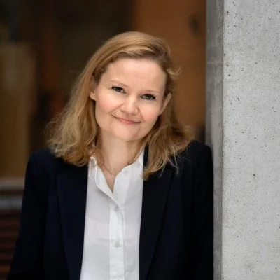 "Helene Muri står på scen och talar om klimatforskning inför publik."