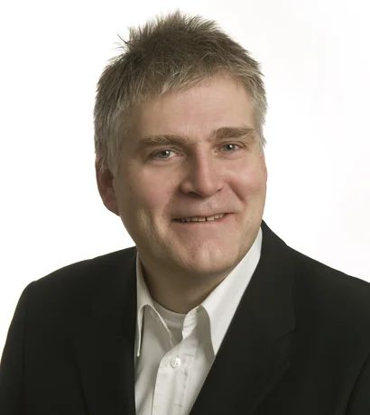 "Nils Anders Røke står på scen och talar inför publik."