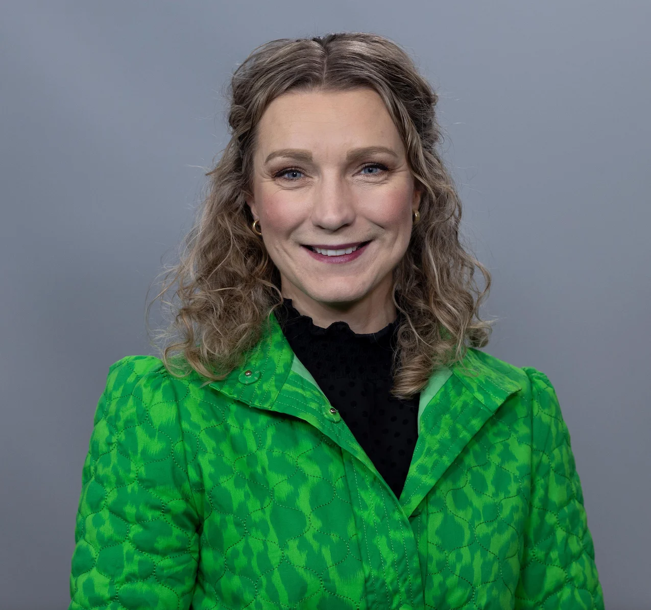 "Karianne Tung står på scen och talar inför publik."